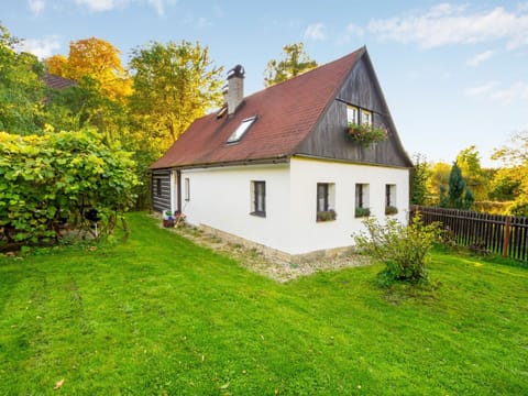 Sky, Cloud, Plant, Building, Property, Window, House, Tree, Natural Landscape, Land Lot