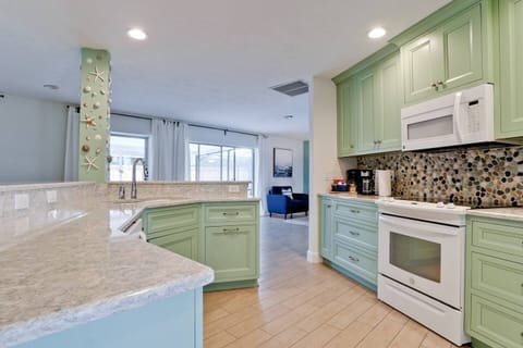 Spacious and cool to the eye kitchen decor!