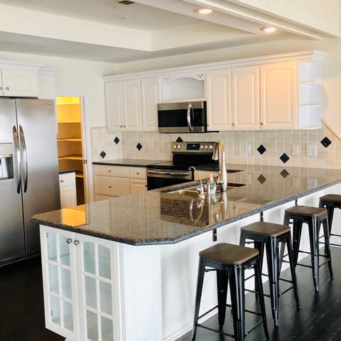 Large fully equipped kitchen, walk in pantry & 2 more refrigerators in game room