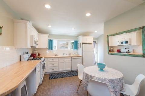 Kitchen with dining table for 4