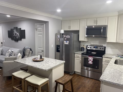 Full kitchen with 4 barstools