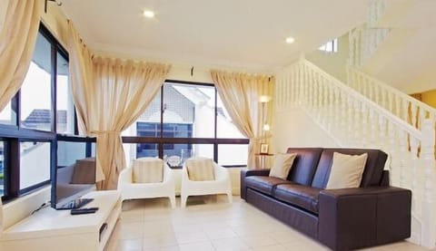 Duplex  3 bedroom and 3 bath Apartment