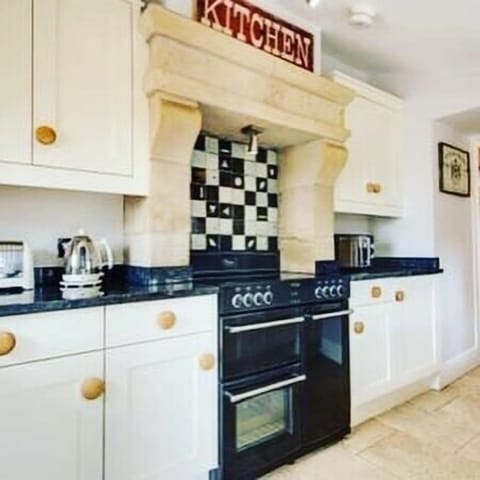 Well equipped kitchen with double range cooker