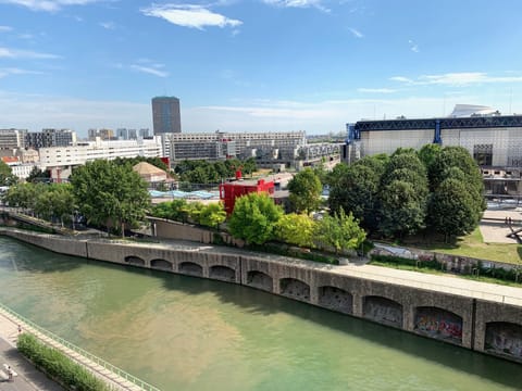 Paris 19, space and light at the water's edge Apartment in Paris