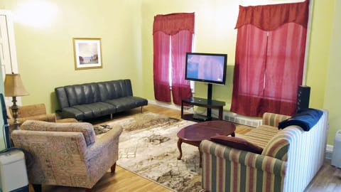 Living Room with 42in Smart-TV +Full-size pullout couch + Full-size Futon