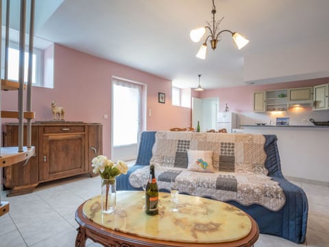 Table, Furniture, Property, Couch, Wood, Interior Design, Picture Frame, Lighting, Flooring, Flower