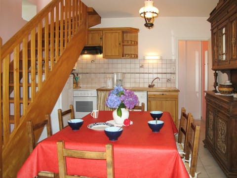 Room, Dining Room, Furniture, Property, Building, Interior Design, Table, Ceiling, House, Home