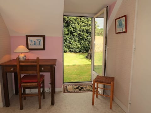 Sky, Plant, Building, Daytime, Property, Window, Tree, Architecture, Urban Design, Leisure