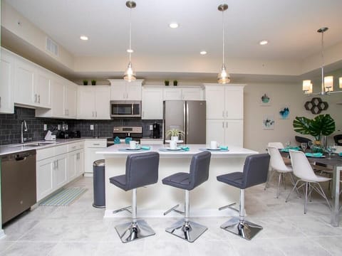 Fully equipped kitchen with island