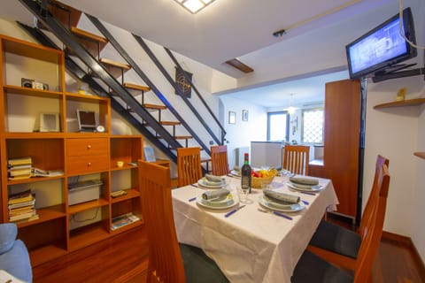 Very comfortable living room and dining area for 6