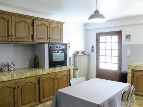 Cabinetry, Property, Furniture, Countertop, White, Building, Wood, Window, Interior Design, Kitchen