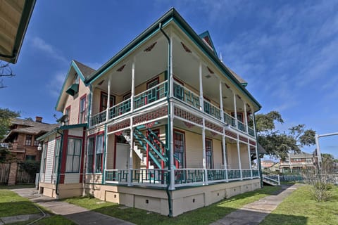 Parking | Garage (2 Vehicles) | Driveway (4 Vehicles)