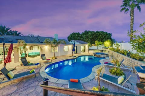 Welcome to Desert Delight, a stunning five-bedroom, private pool, and spa, offering 2,018 square feet of luxury living.