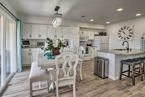 Dining Area | Dishes & Flatware Provided