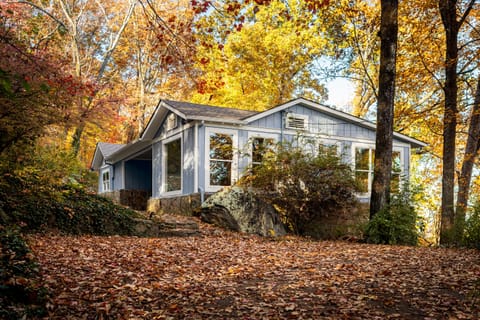 Mount Nouveau sleeps 6 and the wooded driveway holds 3 standard sized cars.