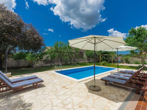 Cloud, Sky, Plant, Swimming Pool, Azure, Tree, Shade, Outdoor Furniture, Sunlounger, Arecales