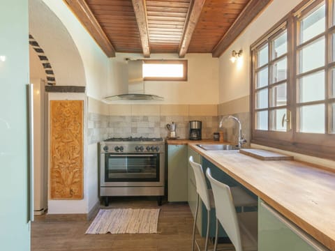 Cabinetry, Countertop, Kitchen Sink, Property, Furniture, Tap, Sink, Window, Wood, Kitchen