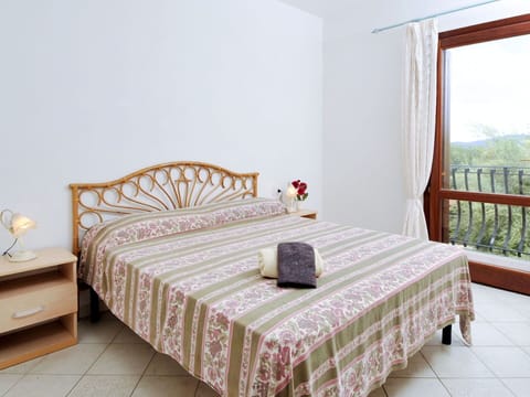 Building, Furniture, Property, Window, Comfort, Bed Frame, Interior Design, Plant, Bed, Wood