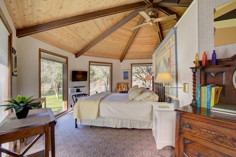 Beautifull studio with very comfortable Queen bed.  Fantastic views. 