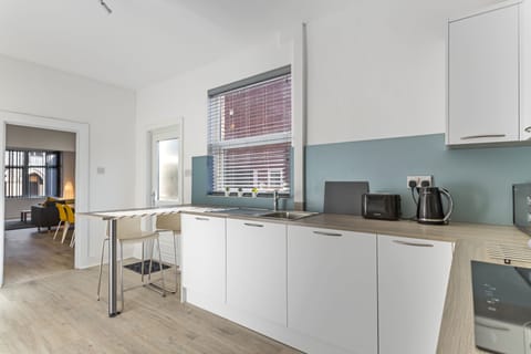 Kitchen and breakfast bar