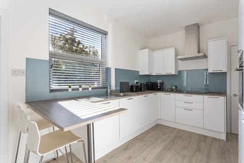 Kitchen and breakfast bar