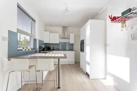 Kitchen and breakfast bar