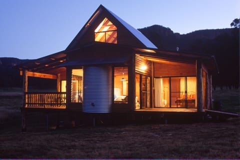 Architect designed Eco cabin with mountains and rural views...3 bedrooms