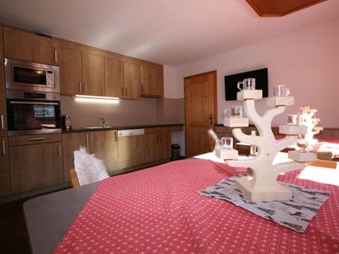 Cabinetry, Comfort, Wood, Interior Design, Kitchen Appliance, Flooring, Building, Floor, Hardwood, Microwave Oven