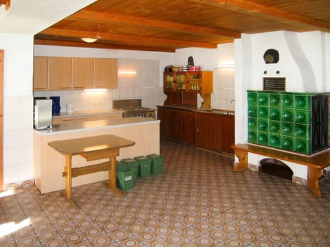 Table, Cabinetry, Furniture, Building, Wood, Drawer, Countertop, Interior Design, Floor, House