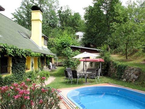 Property, House, Building, Swimming Pool, Backyard, Real Estate, Yard, Home, Cottage, Estate
