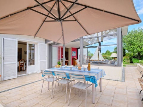 Table, Furniture, Property, Plant, Chair, Flowerpot, Shade, Interior Design, Outdoor Furniture, Architecture