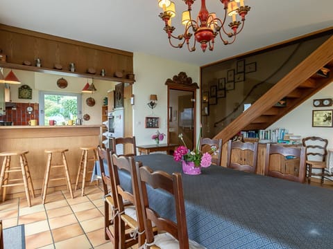 Property, Furniture, Flower, Decoration, Architecture, Wood, Picture Frame, Wall, Floor, Flooring