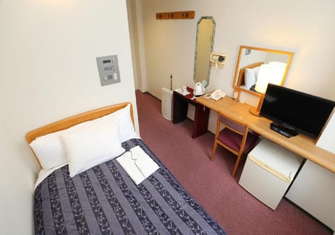 Upper floor single room located on the 4th and 5th floors. The room is equipped with an air purifier with a nano-e generation and humidification function and a body pillow. The size of the room is 13㎡.