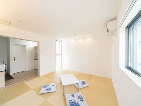 ・[Family Room 3] 31 square meters, bright room with air conditioning and a white base