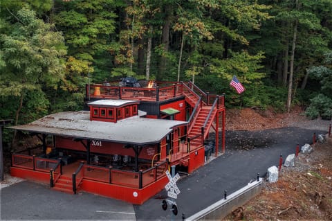 Stunning 1927 Historic RR Caboose X61 Train car with Master Suite Sleeps 4 Cottage in Saluda