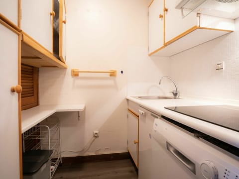 Cabinetry, Tap, Sink, Building, Plumbing Fixture, Product, Wood, Kitchen, Interior Design, Architecture