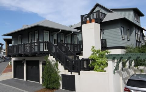 Hartsfield Cottage & Carriage, Steps to the Beach