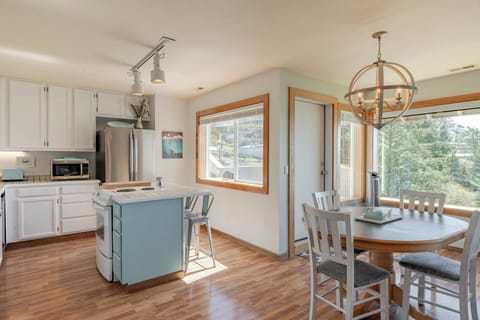 Dining Area | Dishes & Flatware Provided