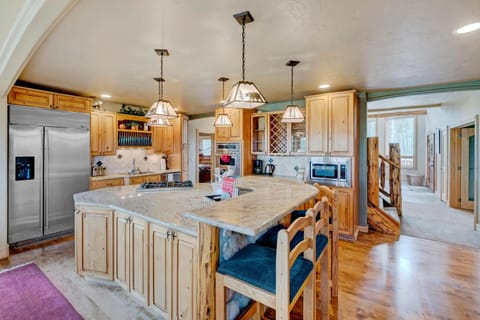 Huge Kitchen Area with High End Appliances