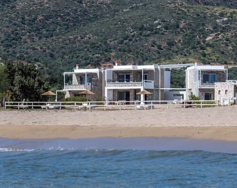 VILLA KEDROS-RIGHT/
VILLA LITHOS-MIDDLE/
VILLA AMMOS-LEFT