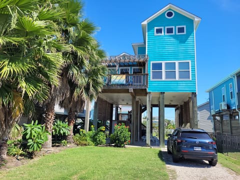 A short walk to beach, 3 decks, lots of play toys, beach chairs, etc