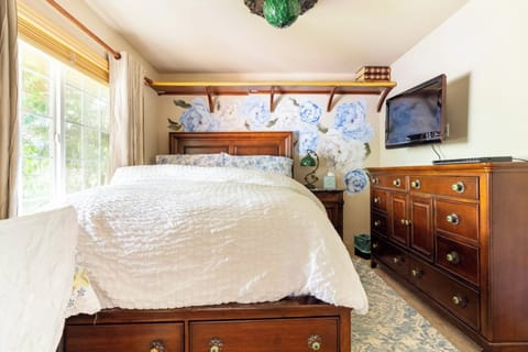Cozy "Paris" room with lots of storage
