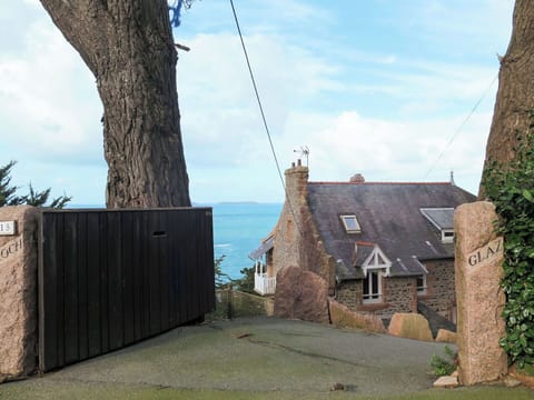 Property, House, Cottage, Wall, Building, Roof, Architecture, Tree, Grass, Rural Area