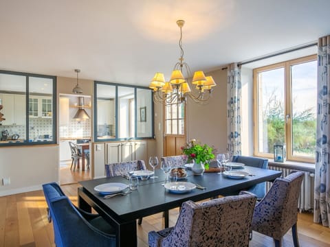 Table, Furniture, Property, Tableware, Chair, Building, Wood, Window, Plant, Lighting