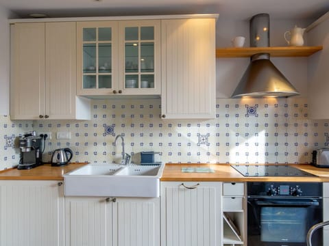 Cabinetry, Countertop, Kitchen Sink, Property, Sink, Window, Kitchen, Kitchen Stove, Home Appliance, Tap