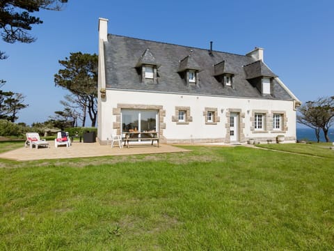Sky, Building, Property, Window, Plant, House, Tree, Land Lot, Grass, Cottage