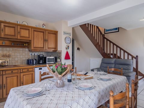 Cabinetry, Furniture, Property, Countertop, Building, Table, Wood, Interior Design, Lighting, Picture Frame