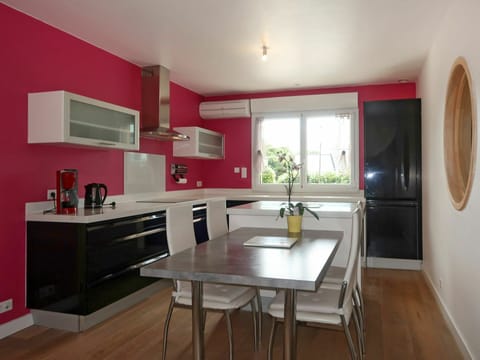 Tap, Cabinetry, Kitchen Sink, Furniture, Countertop, Sink, Property, Plumbing Fixture, Plant, Kitchen