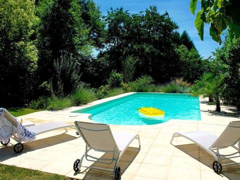 Plant, Water, Property, Furniture, Swimming Pool, Sky, Table, Azure, Botany, Tree