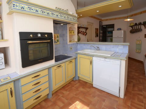 Countertop, Cabinetry, Property, Furniture, Kitchen, Kitchen Appliance, Home Appliance, Wood, Drawer, Interior Design